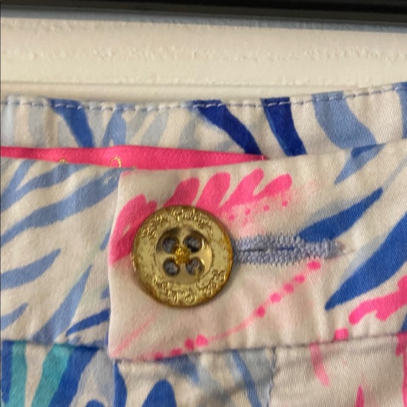 Lilly Pulitzer Colorful Women's Printed Shorts size 4 very good condition - Picture 2 of 8
